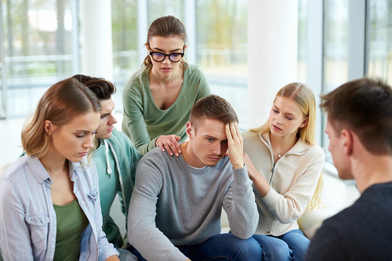 группа людей поддерживают учатника минесотской программы